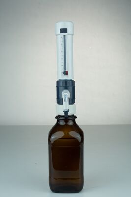 Dispenser a bottiglia per manipolare le sostanze chimiche in modo più sicuro ed efficiente