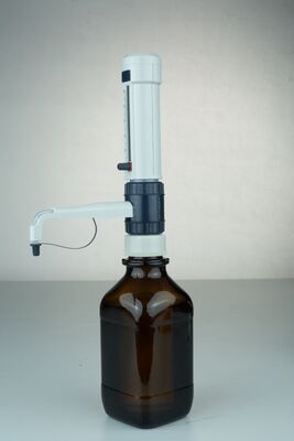 Dispenser a bottiglia per manipolare le sostanze chimiche in modo più sicuro ed efficiente